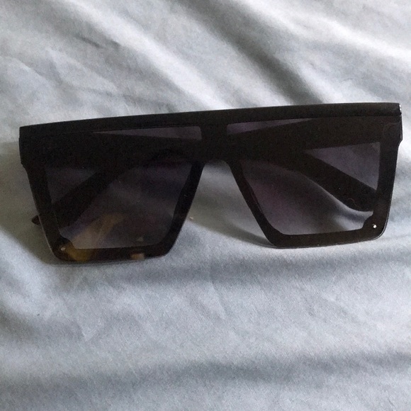 Fashionable sunglasses - Picture 2 of 4